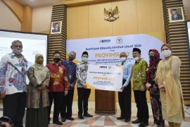Bupati Sleman menerima bantuan dari BPKH untuk para ustadz dan ponpes