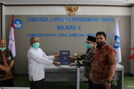 LLDIKTI Wilayah X serahkan SK penggabungan STIKes dan STIFI jadi Universitas Perintis Indonesia