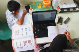 Belajar Secara Daring di Pos Kamling Digital