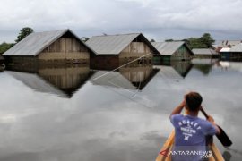 KETINGGIAN BANJIR MENCAPAI 4 METER Page 1 Small