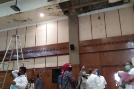 Pimpinan dan anggota DPRD Maluku tidak terima tamu akibat gedung rusak