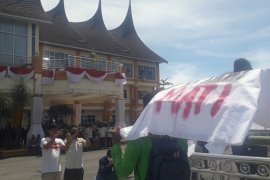 Aliansi mahasiswa Pasaman Barat demontrasi tuntut pengoperasionalan RSUD Pratama Ujung Gading (Video)