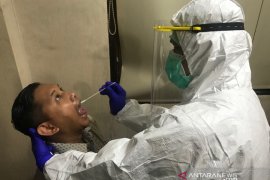 Delapan warga dites swab karena kontak dengan positif COVID-19