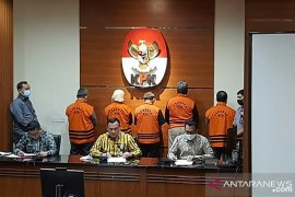 KPK menahan lima tersangka kasus korupsi proyek fiktif