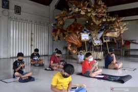 Orang tua menilai materi belajar daring di rumah membebani anak