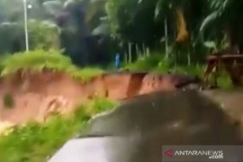 Dua jalan amblas usai diguyur hujan deras, akses Padang Pariaman-Agam terganggu
