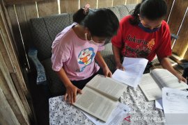 Curhat siswa belajar daring dari tak ada internet sampai dipinjami HP tetangga