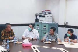Sekda Tanjabbar sambut kunjungan kerja  DPRD Jambi tinjau persiapan Tanjabbar hadapi wabah corona