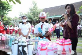 Kurangi sampah plastik, PKK Gianyar berikan tumbler ke pelajar SD