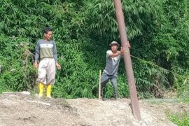 Tiang listrik nyaris roboh, warga cemas tak kunjung dipindahkan oleh PLN