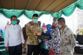 Pemkab Bangka Barat salurkan bantuan pengaman sosial di Kecamatan Kelapa