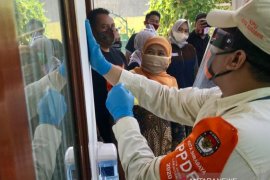 Petugas lakukan coklit di kediaman Gubernur Jatim