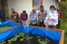 Kakanwil Kemenkumhan Kalbar lepas ikan Lele di Rutan Putussibau