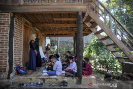 Relawan karang taruna mengajar gratis