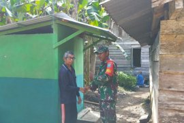 TMMD 108 Kodim 1202/Skw buat jamban untuk warga kurang mampu