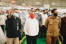 Bahlil: Tak ada PHK di industri padat karya