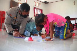 "Polisi Mengajar" hadir di dua kampung Maybrat
