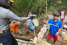 Kapendam XII/Tpr bagikan masker di lokasi TMMD di Desa Beringin Rayo