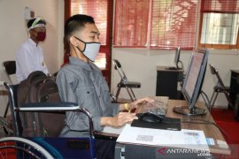Terinspirasi Stephen Hawking, peserta difabel wujudkan impiannya dengan ikut UTBK Unej