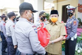Alumni AKPOL 91 di Mataram membagikan ratusan paket sembako