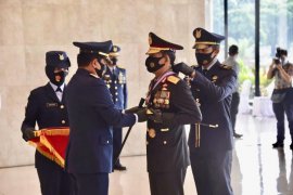 Kapolri  terima anugerah 3 Bintang Utama Darat, Udara dan Laut dari Panglima TNI