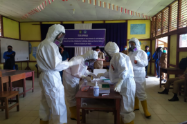 Guru dan komite sekolah di Putussibau uji usap persiapan pembelajaran tatap muka