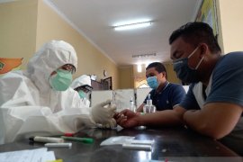 Ratusan petugas penyembelih kurban di Sibolga jalani tes cepat COVID-19