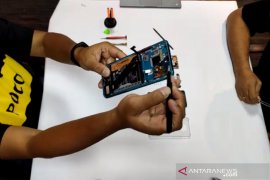 Membongkar komponen ponsel dari sub-merek Poco F2 Pro