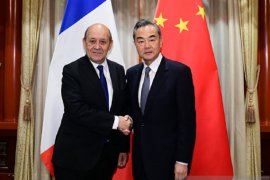 Kepada Menlu Prancis,  Wang Yi nyatakan siap bersikap tegas terhadap AS