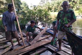 Satgas TMMD 108 Kodim 1202/Skw benahi tempat warga mandi