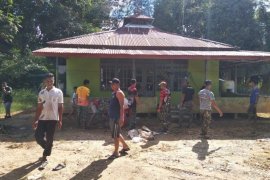 Satgas TMMD 108 Kodim 1202/Skw bantu bersihkan Masjid Nurul Ikhsan