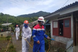 Tirta Sibayakindo - Pertamina Geothermal Energy Area Sibayak lakukan penyemprotan disinfektan secara rutin di Karo