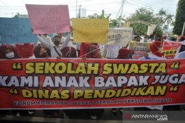 AKSI PROTES SEKOLAH SWASTA