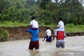 SISWA DAN GURU MENYEBERANGI SUNGAI UNTUK BELAJAR MENGAJAR Page 2 Small