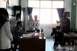 Nadiem sapa siswa SD saat pantau PJJ sekolah di Kota Bogor