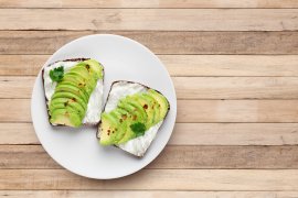 Alasan roti panggang alpukat dan kacang jadi favorit untuk sarapan