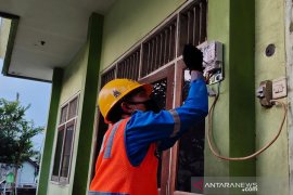 250 KK di Kepulauan Kangean Sumenep dapat sambungan listrik