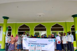 YBM UP3 Biak salurkan bantuan paket sembako dan uang kepada 150 warga terdampak COVID-19