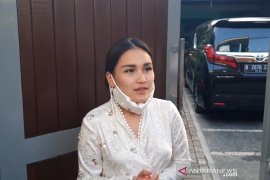Ayu Ting Ting sedih lebaran tahun ini tak jadi "tukang daging"