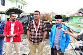 KNPI Malra-OKP Cipayung salurkan sapi kurban dari bupati