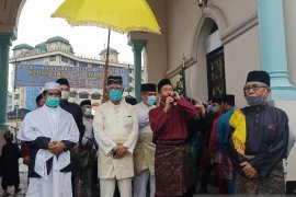 Sultan Deli shalat Idul Adha bersama ribuan warga di Masjid Raya Medan