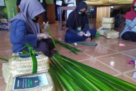 LDII Bali bagikan 10.000 besek daging kurban