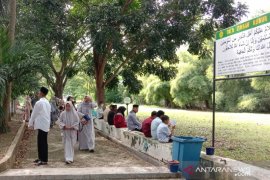 Warga larut dalam doa di kuburan massal korban tsunami Aceh