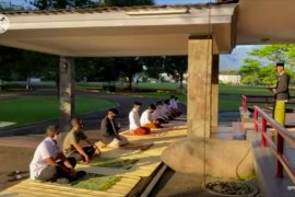 Presiden dan keluarga shalat Idul Adha di halaman Wisma Bayurini