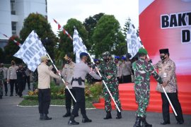 Video - Panglima TNI dan Irwasum Polri lepas bakti sosial peduli COVID-19