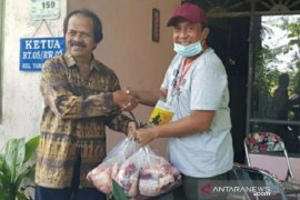 PT Timah bagikan daging qurban "dor to dor" ke warga Pangkalpinang