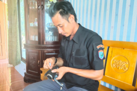 Tim penerangan Kodim 1203/Ktp bersihkan kamera usai kembali dari TMMD