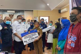 Rachmad Gobel serahkan bantuan BSPS padat karya di Gorontalo Utara