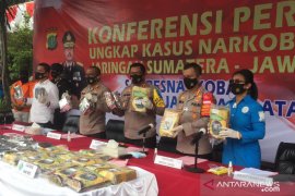 Polisi tangkap kurir narkoba sembunyikan 160 kg ganja ke dalam buku