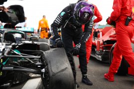 "Jantungku nyaris berhenti," kata Hamilton saat alami pecah ban jelang finis